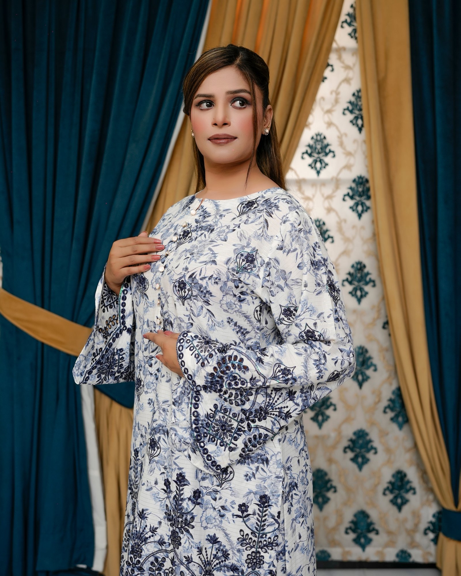 ZARI BLOOM — Embroidered Zari Linen 2-Piece